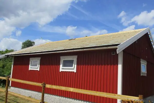 Krokarna till hängrännorna monteras vid takfotsbrädan. Hängrännorna är färdiga och behöver bara längdjusteras.