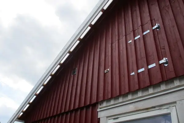 Underslagsbräder ingår till både gavlarna och långväggarna.