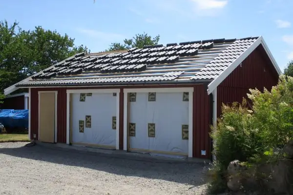 Nu är det dags att lägga på takpannorna. Även här kan du välja mellan flera olika färger, utan extra kostnad.