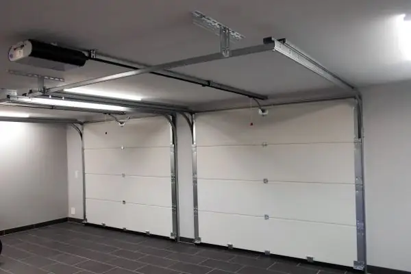 Isolering av garaget. Isoleringssats,  finns som tillval, då ingå isolering och gipsskivor till väggar och tak.