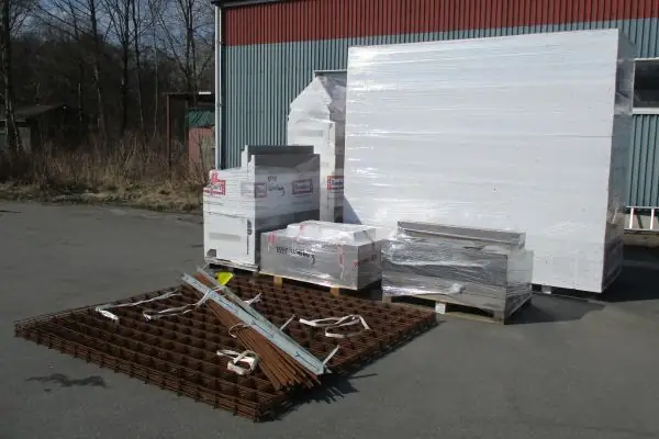 Grundpaketet levereras direkt till kunden! Detta paket består av sockelelement L400 med syllbalk/sockel av armerad betong som ger en sockel på 10 cm.