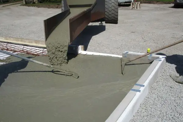 Även vid porthålen ska det inte vara någon sockel. Plattan ska luta mot garagejärnet och plattans ytterkant. Detta görs för att vatten inte ska rinna in under garageporten. Garagejärn, till att förstärka kanten, ingår i leveransen.