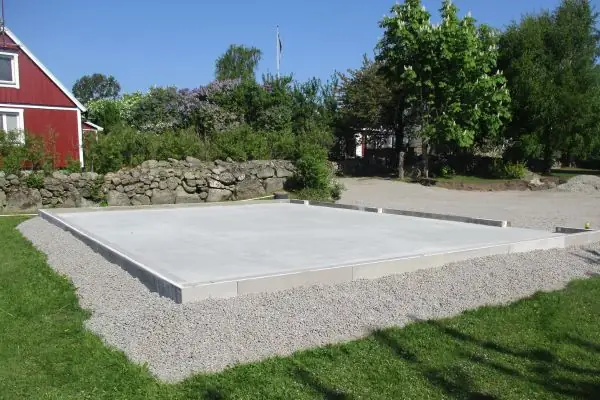 För att undvika sprickbildning i grundplattan så är det viktigt att vattna plattan så att betongen inte härdar för snabbt.