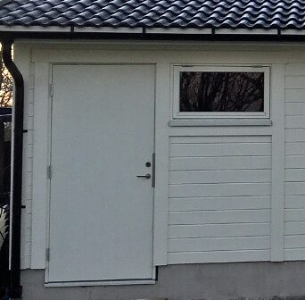 Vitmålad ytterdörr och fönster från Björklidens